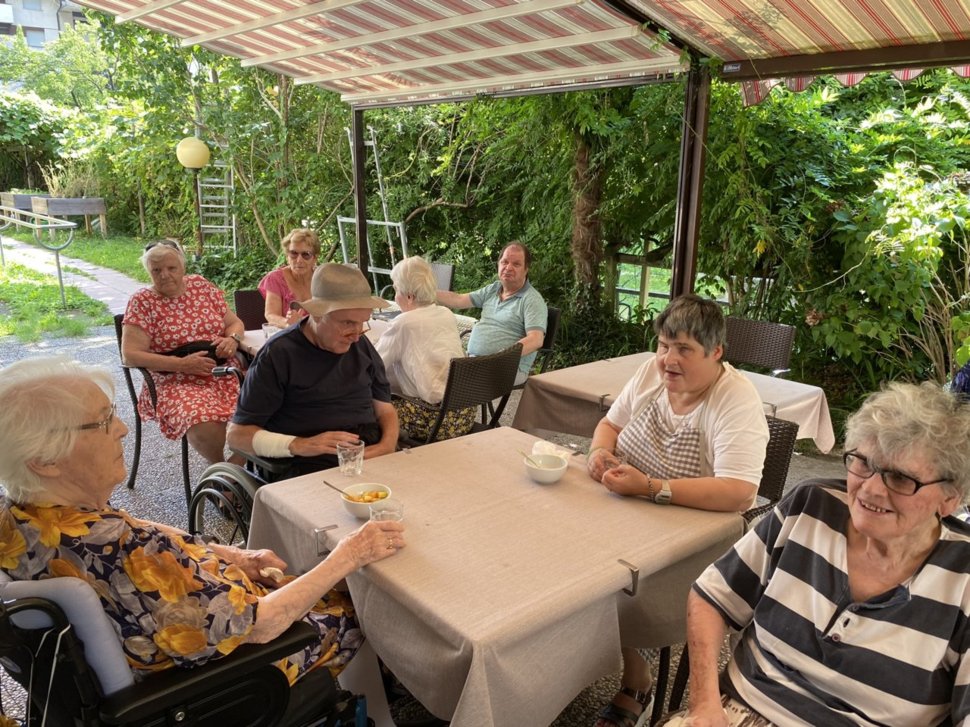 Gemütliches Beisammensein auf der Terrasse